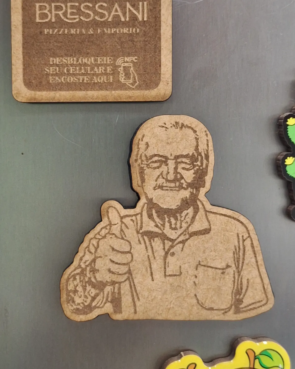 Ímãs de geladeira em MDF gravados a laser para restaurantes, um com retrato e outro com a área para encostar o celular