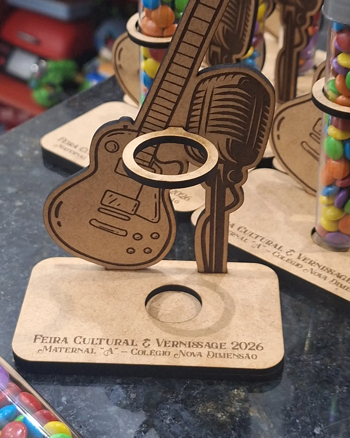 Detalhe da gravação a laser no violão e no microfone de MDF